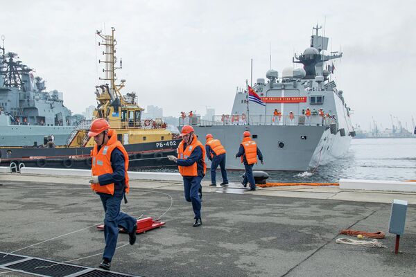 中国海军军舰抵达符拉迪沃斯托克港时，正在忙碌的港口工作人员。 - 俄罗斯卫星通讯社