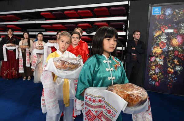 首屆中俄健康生活方式論壇暨第三屆莫斯科&quot;孔子杯&quot;中國體育藝術節在莫斯科伊琳娜·維納-烏斯曼諾娃體操宮開幕。 - 俄羅斯衛星通訊社