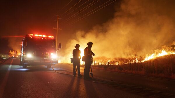 美国得克萨斯州加兰市的一家油漆厂厂区7日凌晨发生大火，火灾伴随爆炸声 - 俄罗斯卫星通讯社