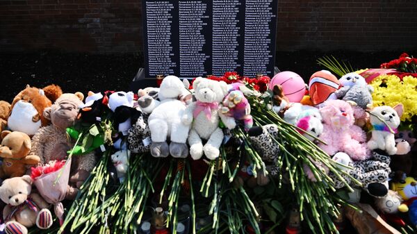 “统一俄罗斯党青年卫队”活动人士在不友好国家使馆附近悼念顿巴斯战争遇难儿童 - 俄罗斯卫星通讯社