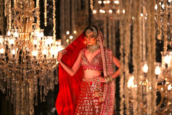 一名模特正在FORCE印度时装周展示设计师苏妮塔·瓦尔马的时装作品 - 俄罗斯卫星通讯社