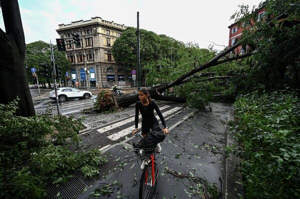 一位米兰居民在暴雨过后的市中心骑车穿行 - 俄罗斯卫星通讯社