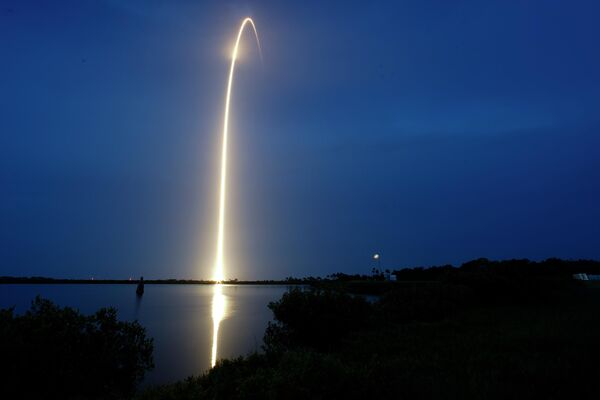 美國太空探索技術公司獵鷹9號火箭在美國卡納維拉爾角發射升空。此次火箭發射將星鏈V2迷你互聯網衛星送入預定軌道。 - 俄羅斯衛星通訊社