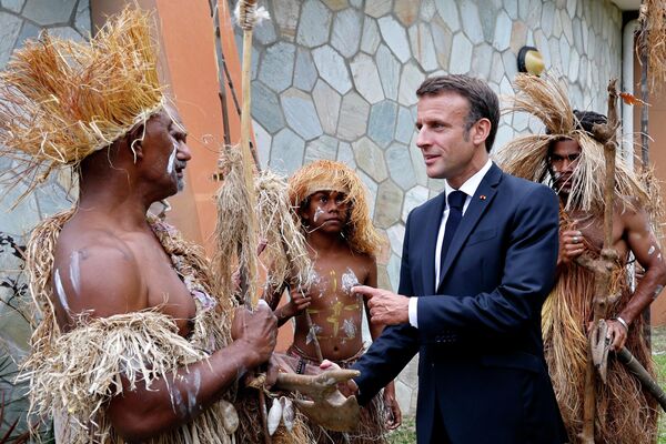 法国总统马克龙在新喀里多尼亚岛首府努美阿出席地方参议院举行的欢迎仪式。图为马克龙在欢迎仪式上受到传统舞蹈家和士兵的欢迎。 - 俄罗斯卫星通讯社