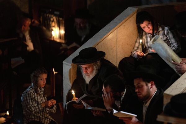 犹太男子带领孩子们在斋月烛光下阅读《埃赫书》 - 俄罗斯卫星通讯社