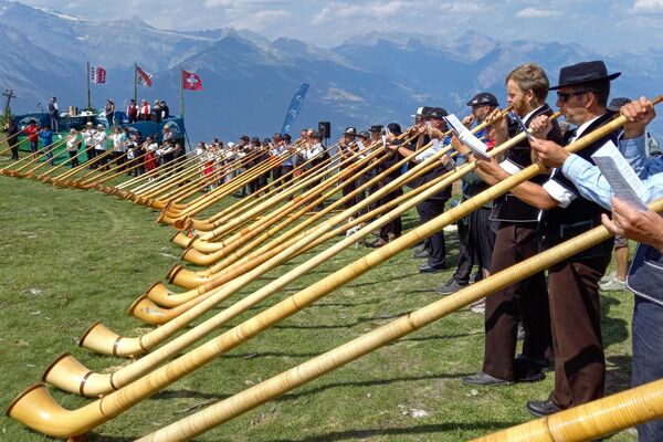 约一百位阿尔卑斯音乐人在瑞士第22届国际阿尔卑斯音乐节上演奏 - 俄罗斯卫星通讯社