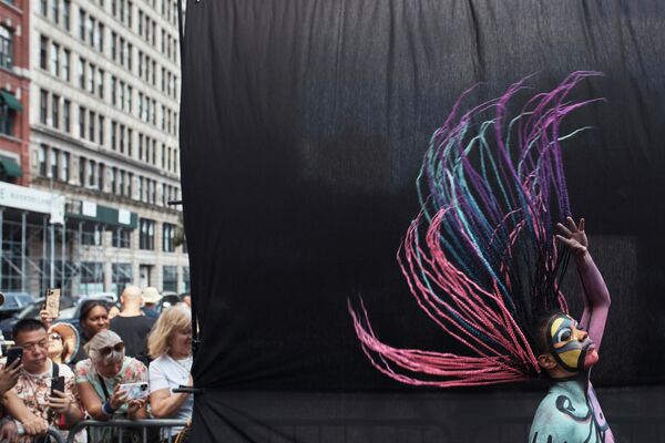 一模特在美國紐約年度人體藝術日的舞台上擺姿勢  - 俄羅斯衛星通訊社
