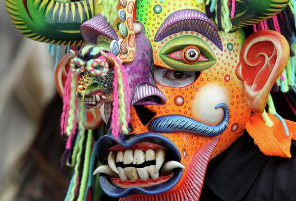 一名墨西哥面具舞者在天主教圣·圣地亚哥节中表演 - 俄罗斯卫星通讯社