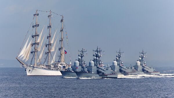 俄罗斯太平洋舰队舰艇在符拉迪沃斯托克举行庆祝海军节的活动