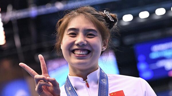 中國銀牌得主張雨霏在日本福岡舉行的2023年世界游泳錦標賽女子50米蝶泳項目的頒獎儀式上慶祝勝利。 - 俄羅斯衛星通訊社