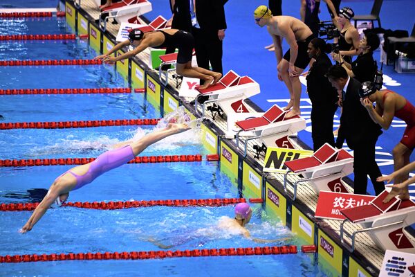 2023年7月26日，在福冈举行的世界游泳锦标赛上，中国选手张雨霏(左)正在参加4x100米混合泳接力决赛。(Yuichi YAMAZAKI/法新社摄) - 俄罗斯卫星通讯社