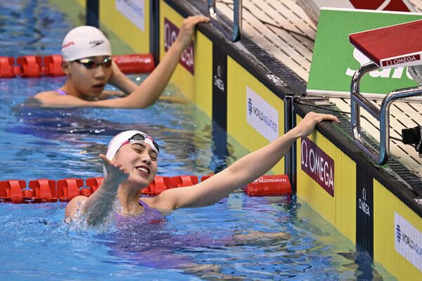 2023年7月30日，在福冈举行的世界游泳锦标赛上，中国选手张雨霏在女子50米自由泳决赛中获得铜牌。(Philip FONG/法新社摄) - 俄罗斯卫星通讯社