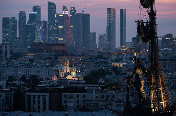 莫斯科別爾塞涅夫斯卡亞堤岸上的“紀念俄羅斯海軍300週年紀念碑”，該紀念碑由祖拉布·採列捷利創作完成。遠處是位於莫斯科塔拉斯·捨甫琴科堤岸的“莫斯科城”國際商務中心。 - 俄羅斯衛星通訊社