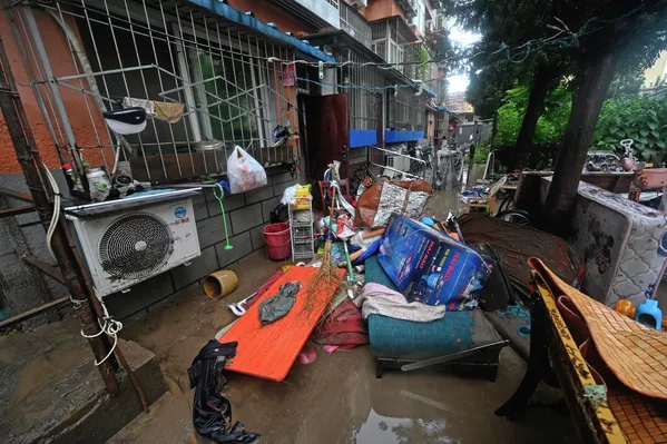 2023年7月31日，北京门头沟区，遭暴雨侵略的街道一片凌乱。(Pedro PARDO/法新社） - 俄罗斯卫星通讯社