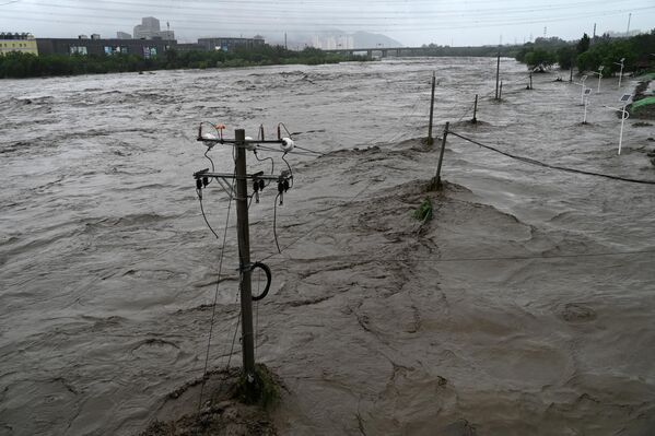 2023年7月31日，北京门头沟区，图为暴雨过后永定河泛滥的景象。(Pedro PARDO/法新社） - 俄罗斯卫星通讯社