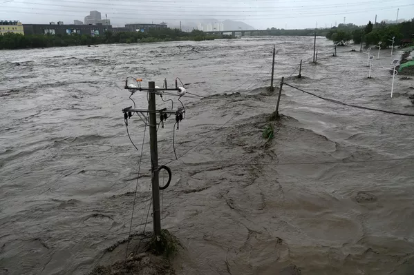 2023年7月31日，北京门头沟区，图为暴雨当时永定河泛滥的天气。(Pedro PARDO/法新社） - 俄罗斯卫星通讯社