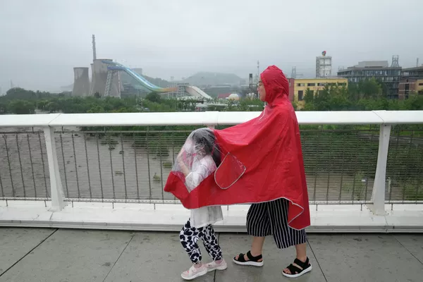 2023年7月31日，北京连降大雨导致首钢园临近的永定河水位上涨，图为永定河桥上的市夷易近。(美联社照片/Andy Wong） - 俄罗斯卫星通讯社