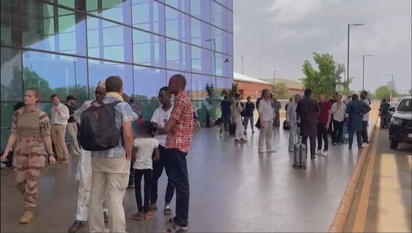 這張截取自法新社視頻片段的截屏顯示，法國和其他歐洲公民在尼亞美迪奧里哈馬尼國際機場離境候機樓外等待，此前法國外交部宣佈，已經有三架飛機在前往尼日爾的途中，他們正在為公民組織撤離航班。法國和歐洲公民原定於2023年8月1日從尼日爾撤離。六天前，一場政變推翻了薩赫勒地區最後幾位親西方領導人之一，並引發了反法示威活動。(圖片來源:STRINGER/法新社電視台/法新社攝) - 俄羅斯衛星通訊社