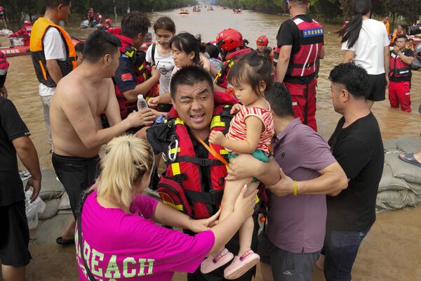 河北省涿州市，救援人員乘坐橡皮艇疏散被困居民 - 俄羅斯衛星通訊社