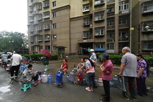 北京房山区，强降雨过后，当地居民排队取饮用水 - 俄罗斯卫星通讯社
