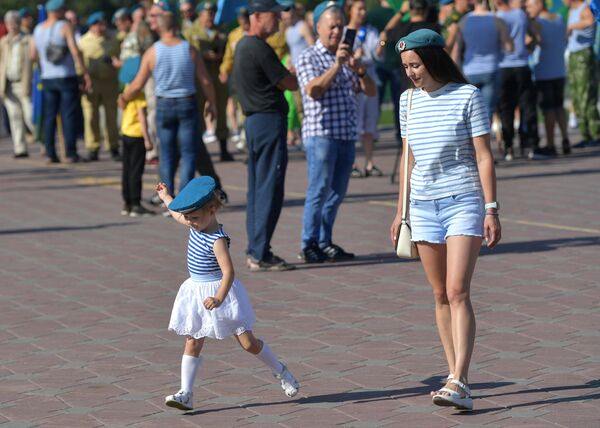 空降兵日庆祝活动期间叶卡捷琳堡历史广场上的游客 - 俄罗斯卫星通讯社