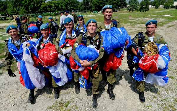 乌苏里斯克庆祝空降兵日 - 俄罗斯卫星通讯社