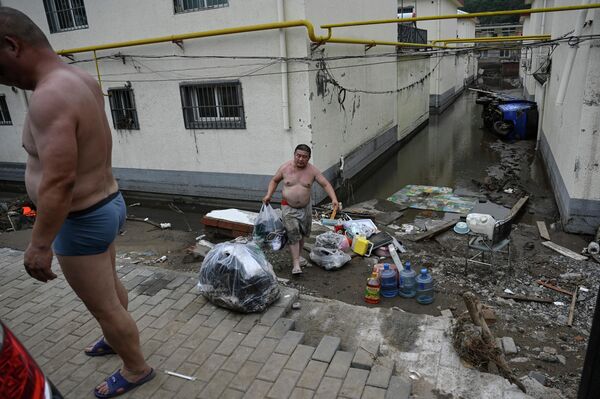 8月3日，北京強降雨過後，一個村莊遭遇洪水，當地居民正在轉移個人物品。 - 俄羅斯衛星通訊社