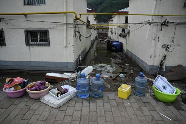 8月3日，北京强降雨过后，一个村庄遭遇洪水，街道上随处可见个人物品。 - 俄罗斯卫星通讯社