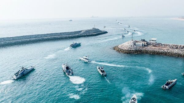 伊朗伊斯蘭革命衛隊海軍在波斯灣舉行軍事演習。 - 俄羅斯衛星通訊社