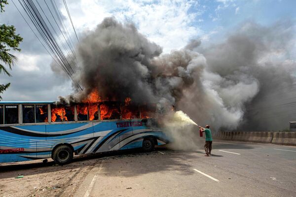 孟加拉国，孟加拉国民族主义党积极分子在要求本国总理谢赫·哈西娜辞职的抗议活动中放火焚烧一辆公共汽车。 - 俄罗斯卫星通讯社