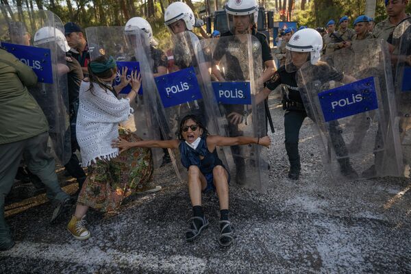 土耳其，示威者反抗土耳其警察。 - 俄罗斯卫星通讯社