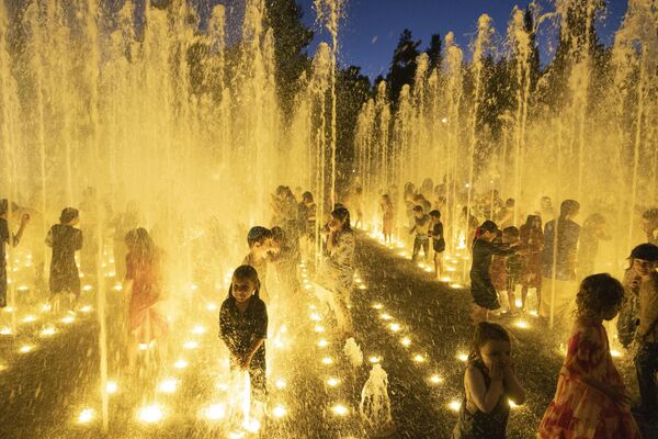 耶路撒冷，炎热的夏天，孩子们在喷泉中乘凉。 - 俄罗斯卫星通讯社