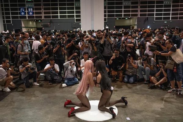 Cosplay玩家在一年一度的 “香港動漫電玩節” 中擺出各種造型讓攝影師拍照。 - 俄羅斯衛星通訊社