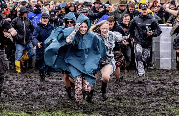 參加德國北部瓦肯小鎮“瓦肯露天音樂節” （Wacken Open Air）的遊客爭先恐後地搶最好的座位。 - 俄羅斯衛星通訊社