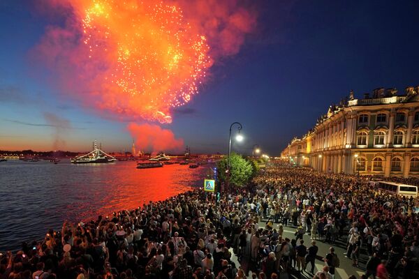 在圣彼得堡庆祝俄罗斯海军日期间燃放的烟花。 - 俄罗斯卫星通讯社