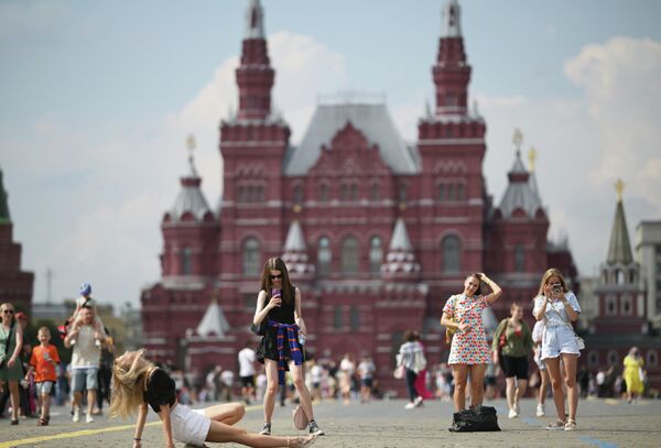 红场上拍照的女孩 - 俄罗斯卫星通讯社