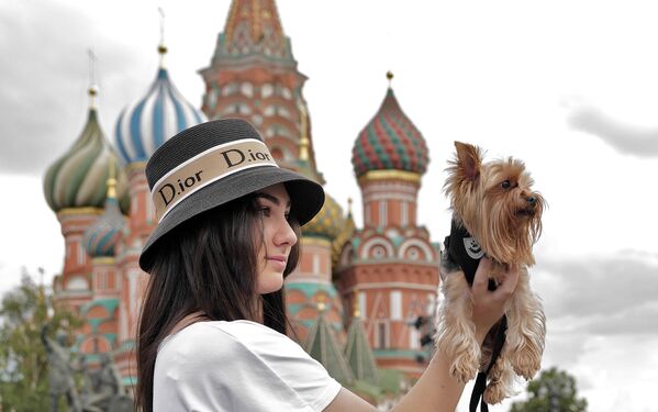 莫斯科红场上和小狗合照的女孩 - 俄罗斯卫星通讯社
