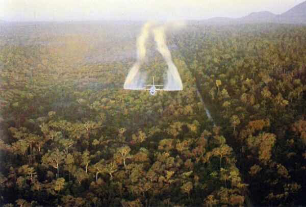 一架費爾柴爾德C-123“供應者”運輸機在南越噴灑落葉劑。十年間，美國人從飛機上噴灑了約 8000 萬升 &quot;毒劑&quot;，毒害了土壤和河流。 - 俄羅斯衛星通訊社