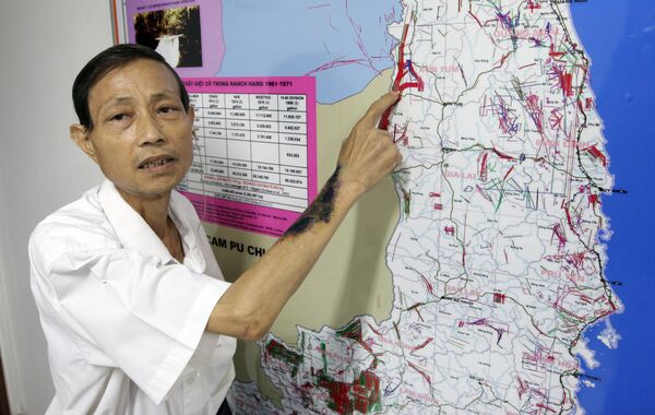 一男子在地圖上展示在越南噴灑橙劑的地點 - 俄羅斯衛星通訊社