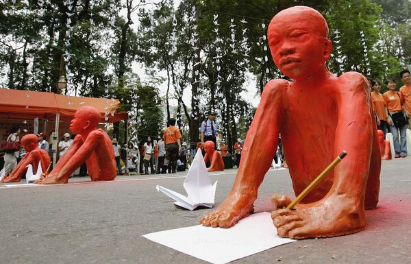 當地學生為紀念越南橙劑受害者而製作的雕塑 - 俄羅斯衛星通訊社