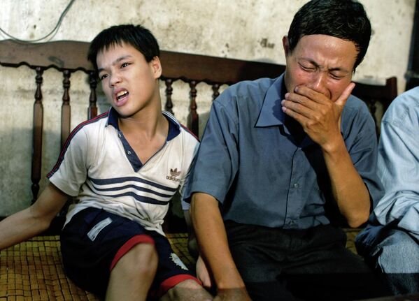 越南橙劑受害者的父親在家中哭泣 - 俄羅斯衛星通訊社