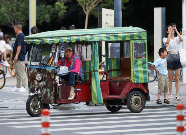 江漢街頭一位女摩的司機。 - 俄羅斯衛星通訊社