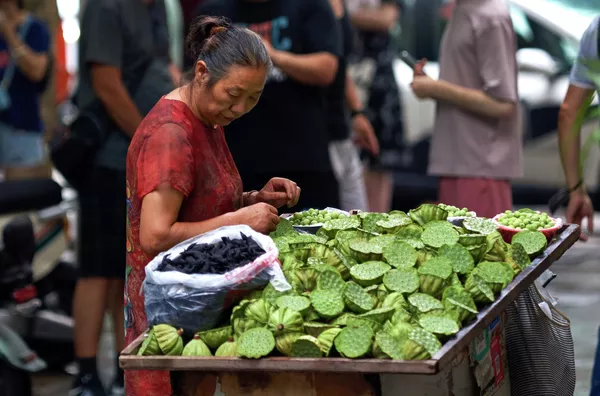 陌头卖莲子的人。 - 俄罗斯卫星通讯社