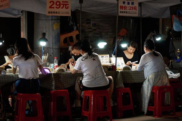 在街边修指甲的女人们。 - 俄罗斯卫星通讯社