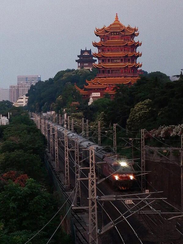 武漢黃鶴樓和經過的火車。 - 俄羅斯衛星通訊社