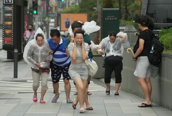 韩国釜山，人们在热带风暴“卡努”中与风雨作抗争 - 俄罗斯卫星通讯社