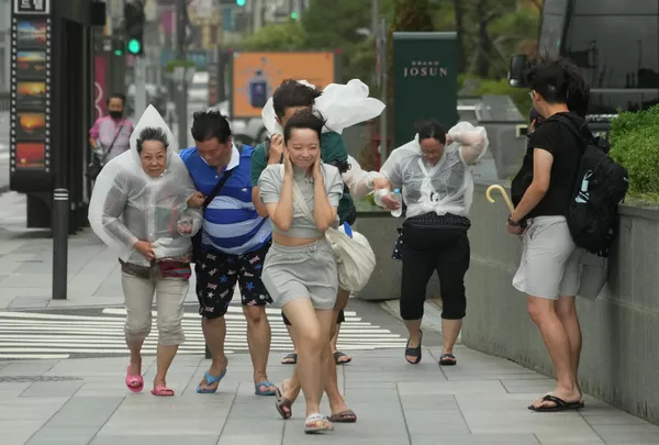 韓國釜山,人們在熱帶風暴“卡努”中與風雨作抗爭 韓國釜山,人們在熱帶風暴“卡努”中與風雨作抗爭 - 俄羅斯衛星通訊社