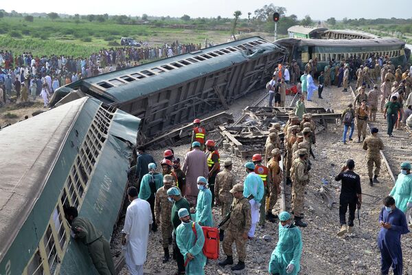 巴基斯坦，救援人员和军队在火车脱轨事故现场开展救援行动 - 俄罗斯卫星通讯社