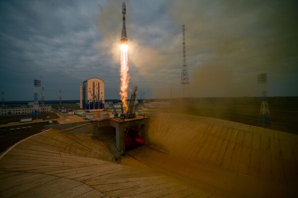 载有“月球-25”号无人月球探测器和“护卫舰”（Fregat）助推器的“联盟-2.1b”运载火箭从东方发射场发射升空 - 俄罗斯卫星通讯社