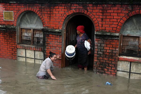 尼泊尔，一名妇女走在加德满都被洪水淹没的街道上 - 俄罗斯卫星通讯社